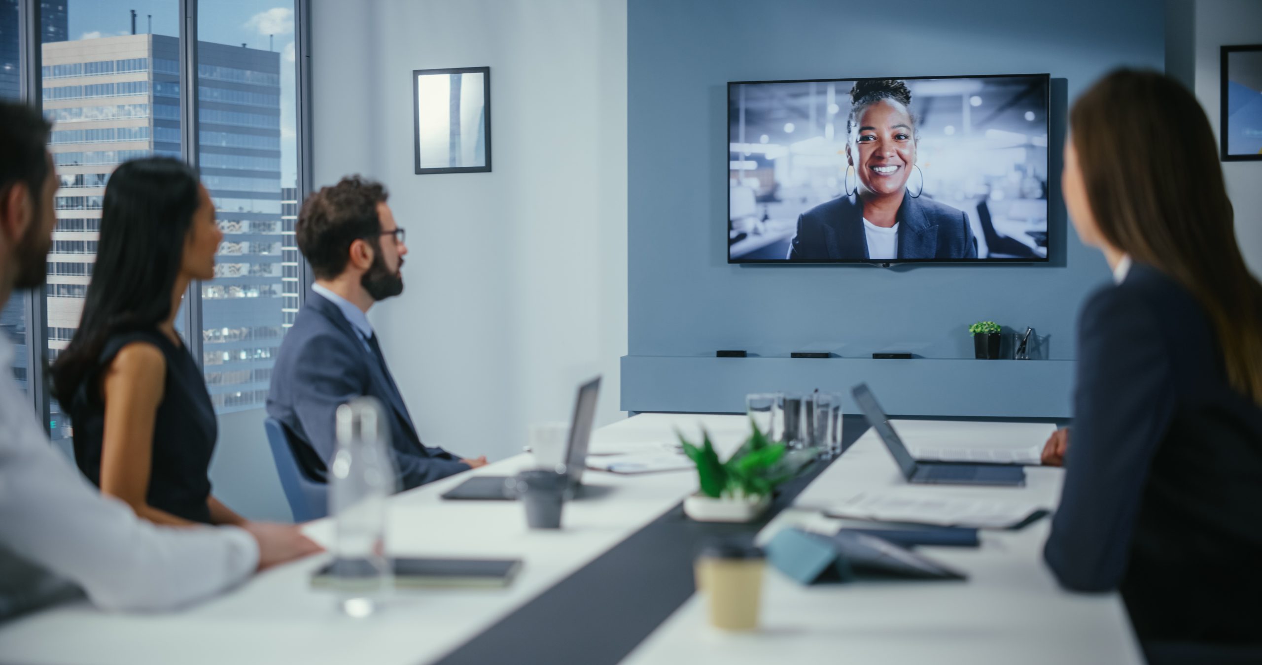Câmera Inteligente e barra de videoconferência: o que são essas tecnologias que estão aprimorando as reuniões?